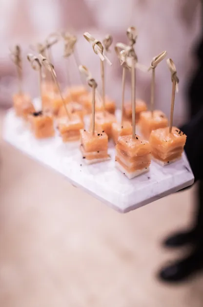 Canapés de salmón sobre tabla de mármol