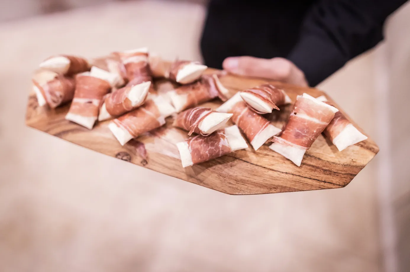 Tabla de aperitivos con jamón y queso