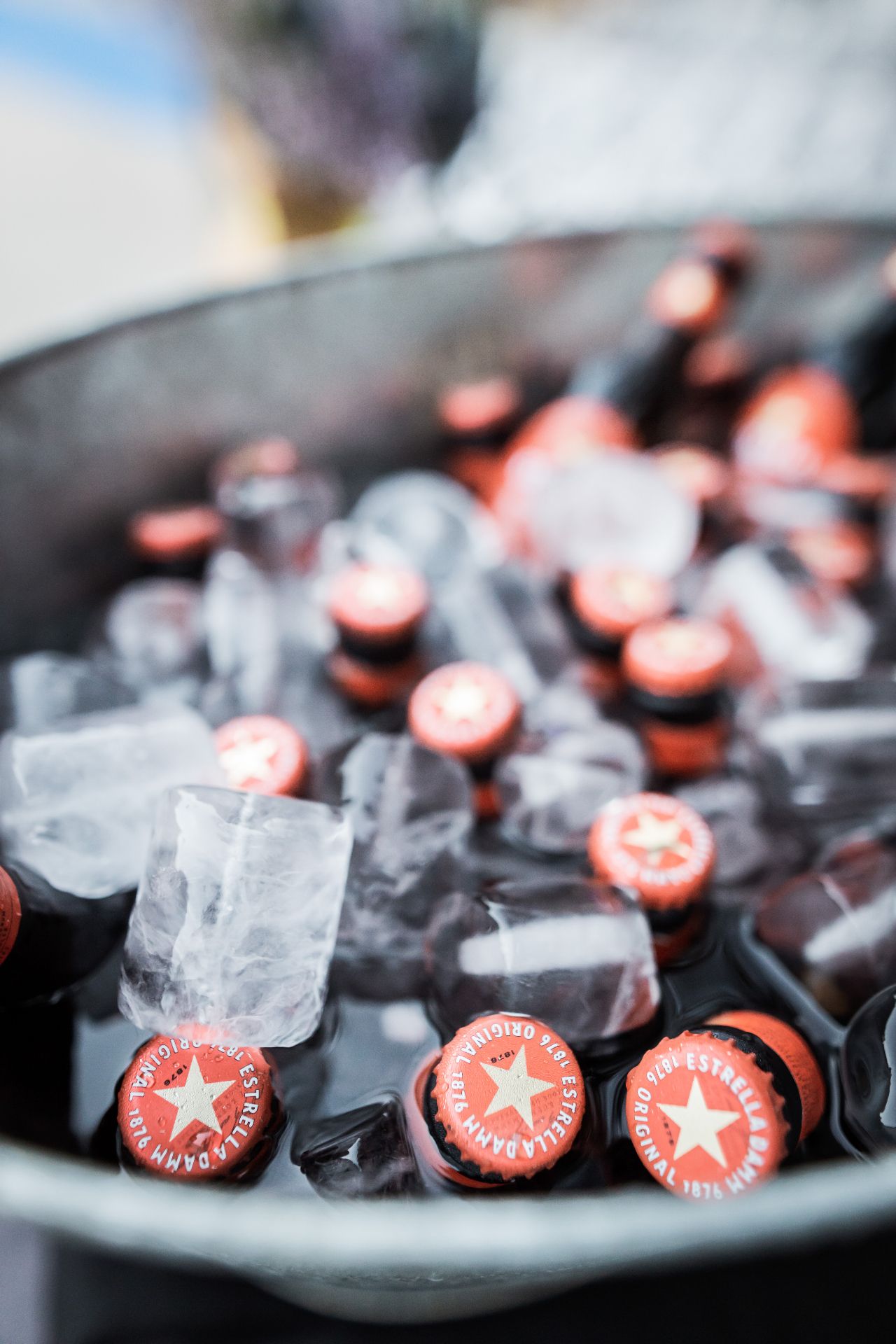Cervezas frías en hielo durante una fiesta