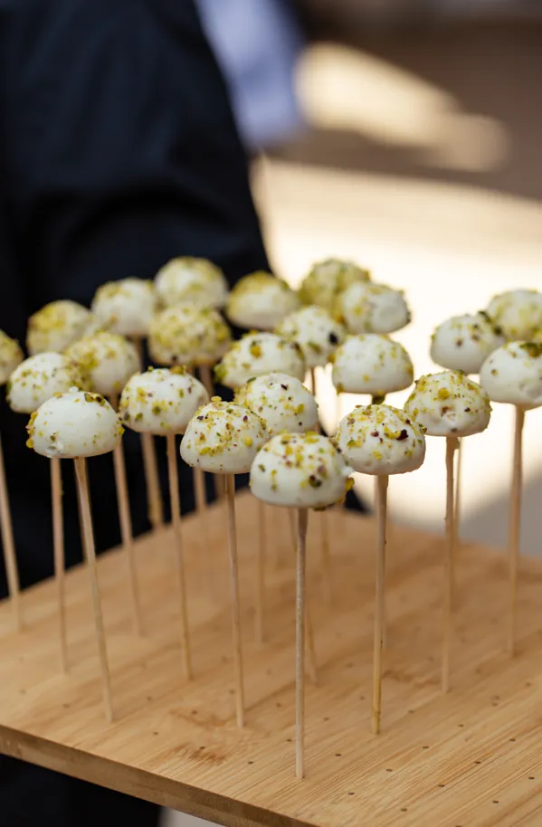 Cake pops de pistacho servidos como dulce final