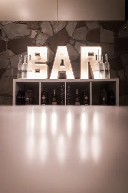 Zona de bar iluminada en Esferic