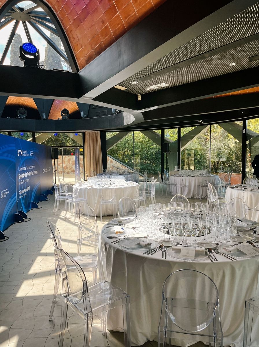 Banquete bajo la cúpula de Esferic Montjuïc