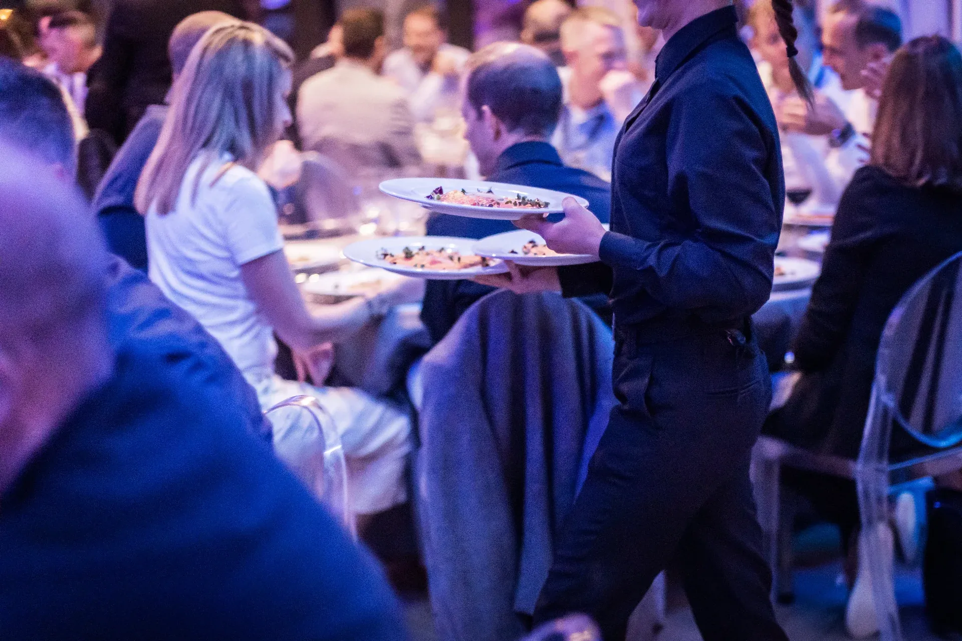 Servicio de camareros durante cena corporativa