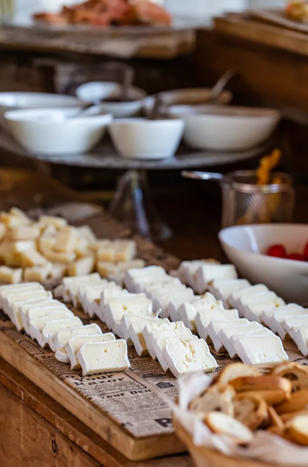 Mesa de quesos artesanos con pan tostado