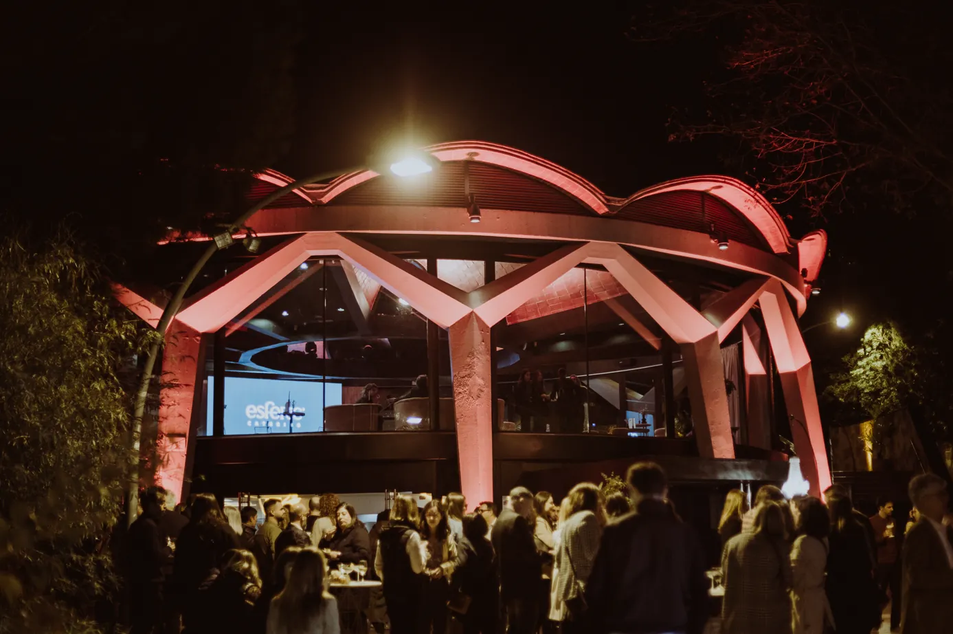 Fachada iluminada de Esferic Montjuïc de noche con invitados