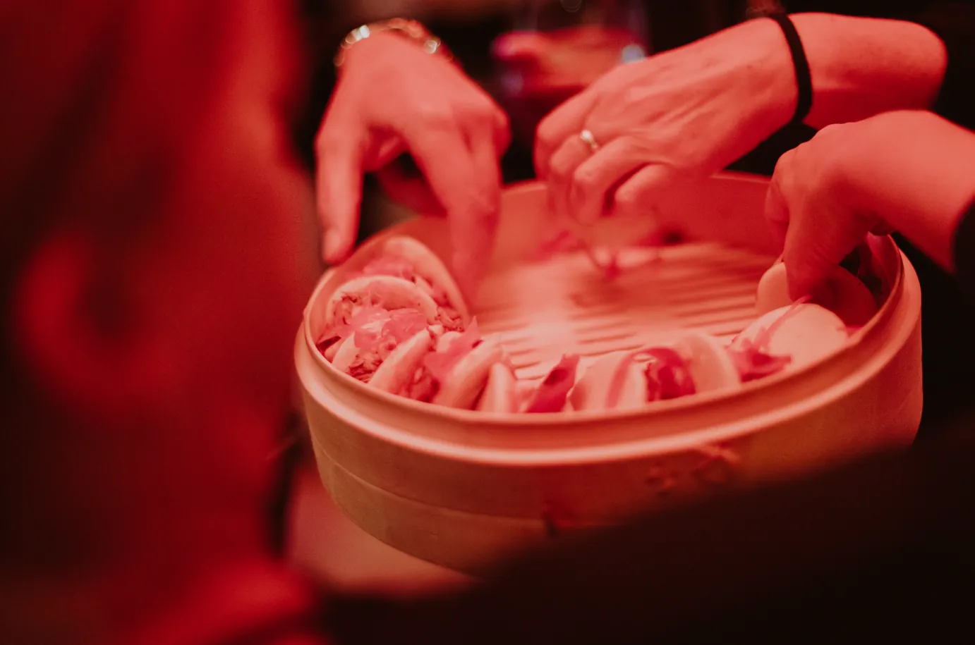 Detalle gastronómico bajo luz cálida