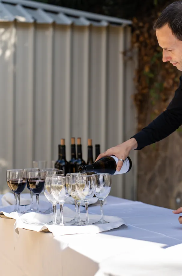 Servicio de vino blanco y tinto en la mesa de bebidas