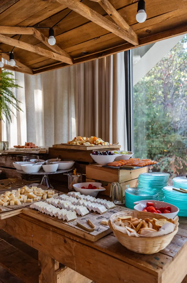 Mesa buffet con quesos, fruta y aperitivos