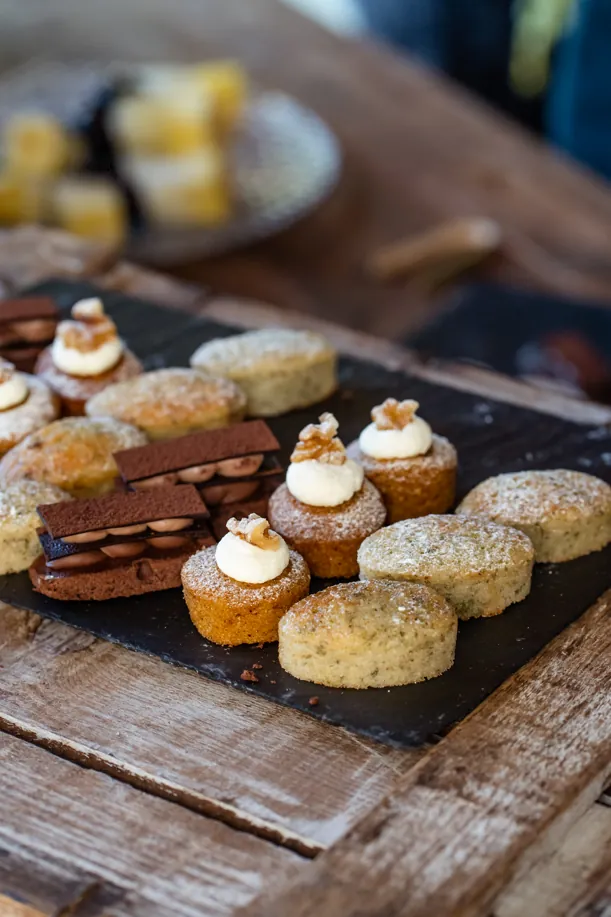 Selección de mini postres para cóctel de boda