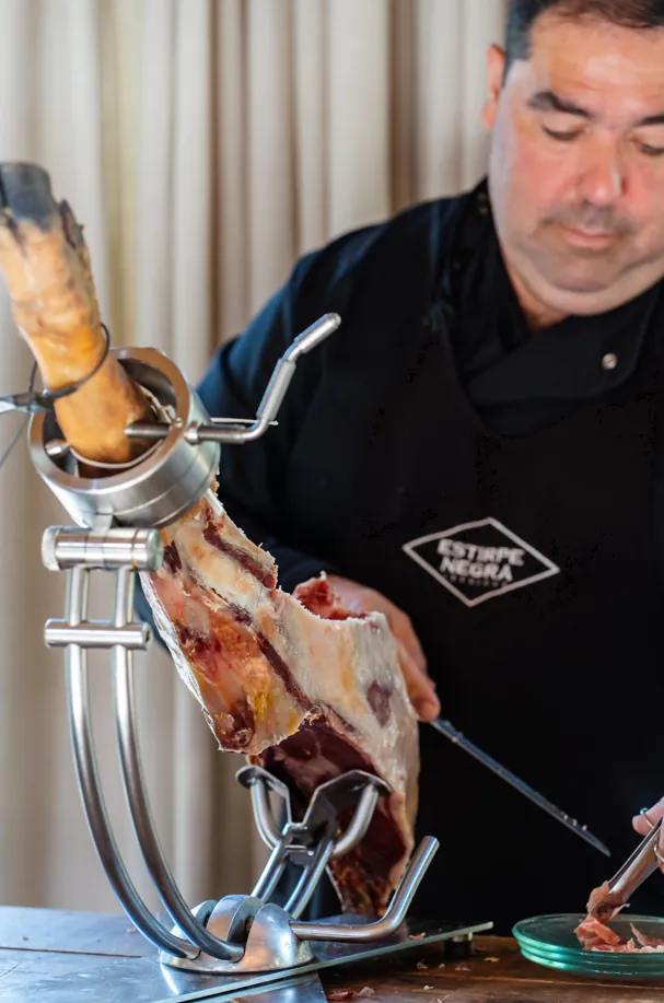 Maestro cortador sirviendo jamón ibérico