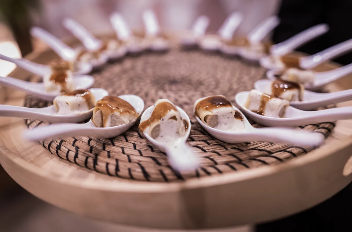 Cucharitas de degustación servidas en evento