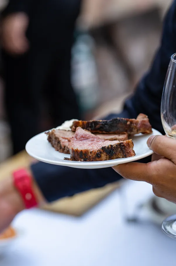 Cortes de carne a la brasa servidos en plato individual