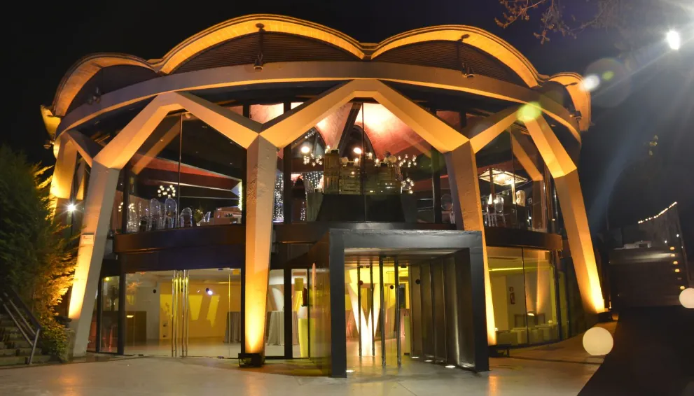 Fachada iluminada de Esferic de noche