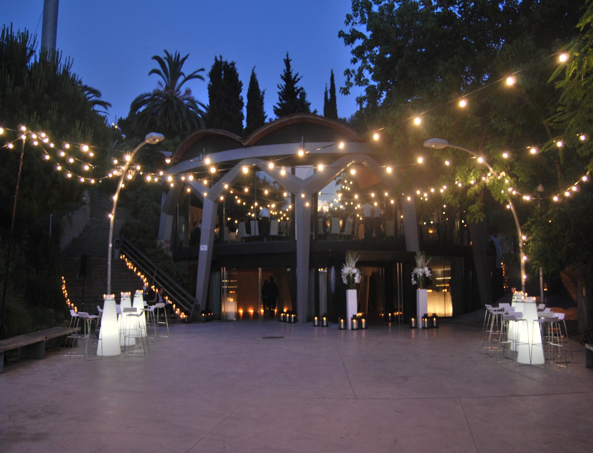 Terraza iluminada con guirnaldas al anochecer