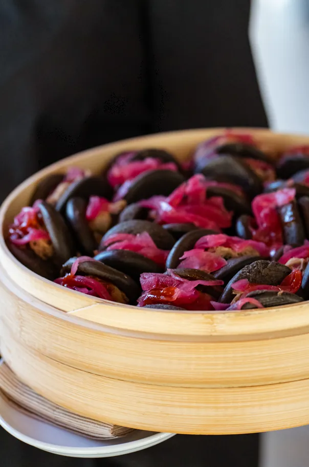 Bao buns con cebolla encurtida en vaporera de bambú