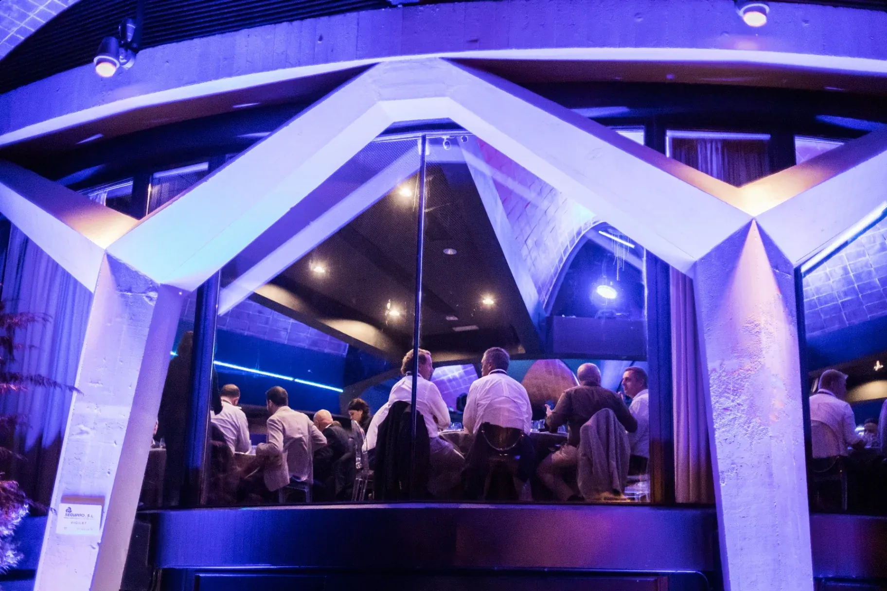 Sala con arcos de cristal iluminada en azul