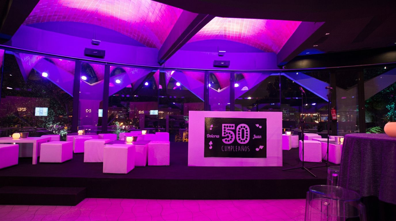 Montaje de cumpleaños con iluminación magenta