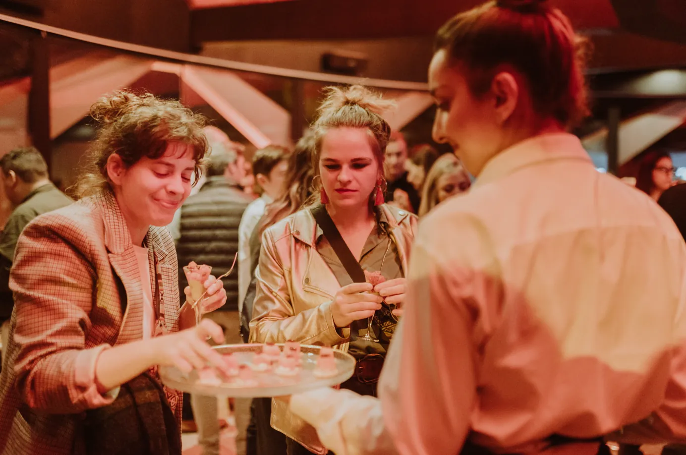 Servicio de canapés a invitadas