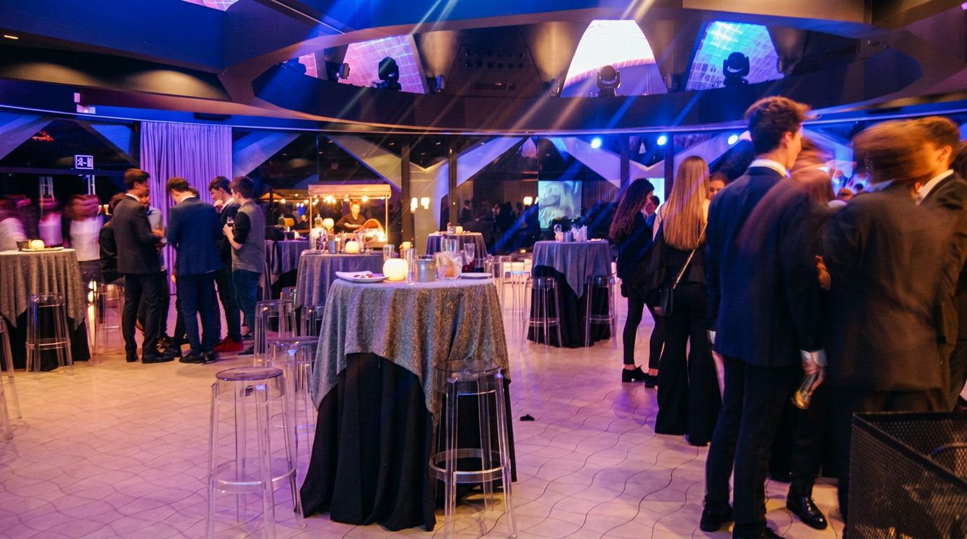 Sala de fiestas con iluminación violeta