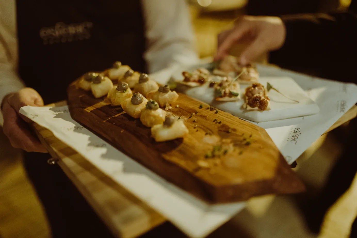 Selección de canapés gourmet servidos en bandeja