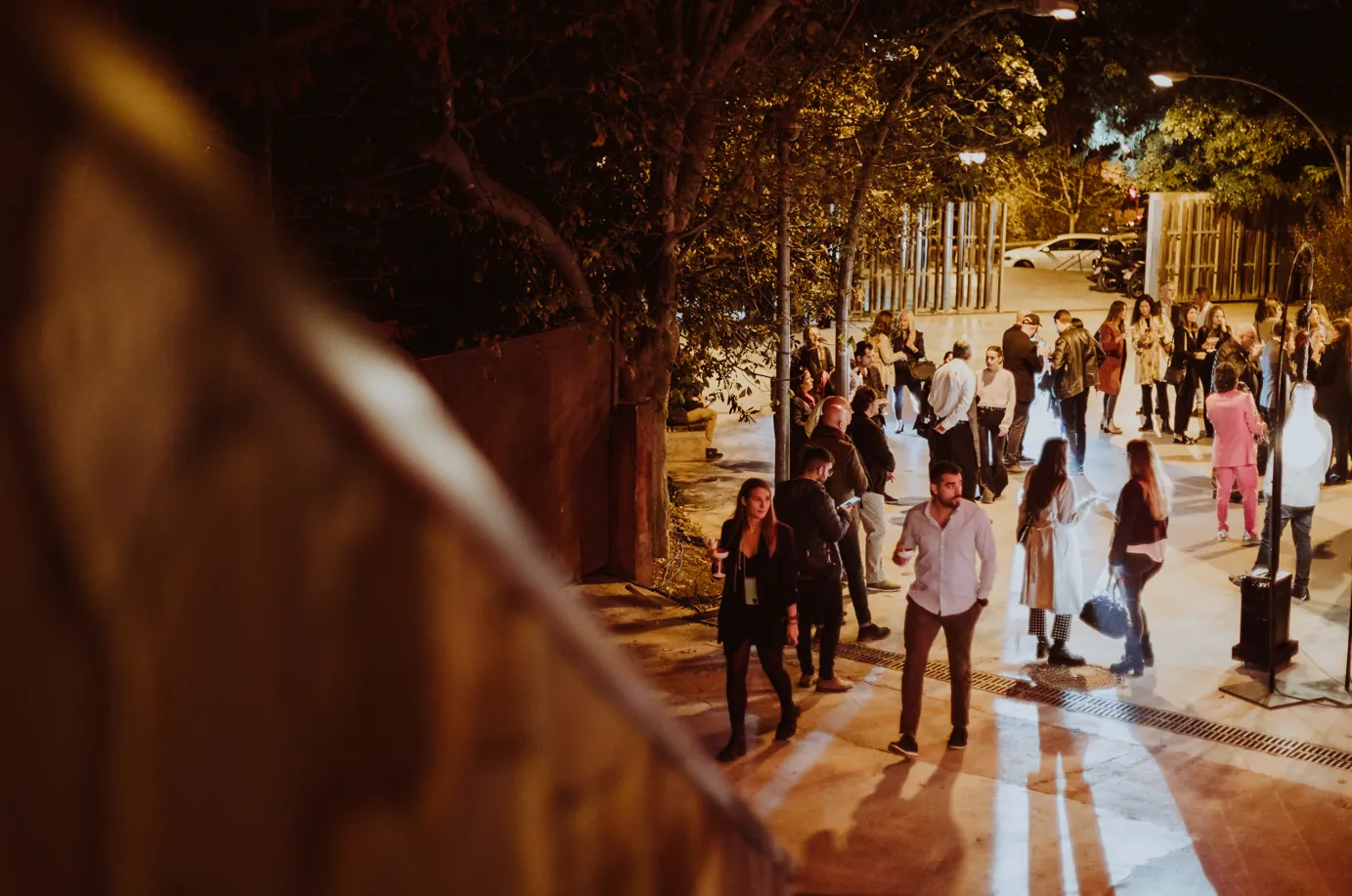 Terraza de Esferic Montjuïc de noche con asistentes