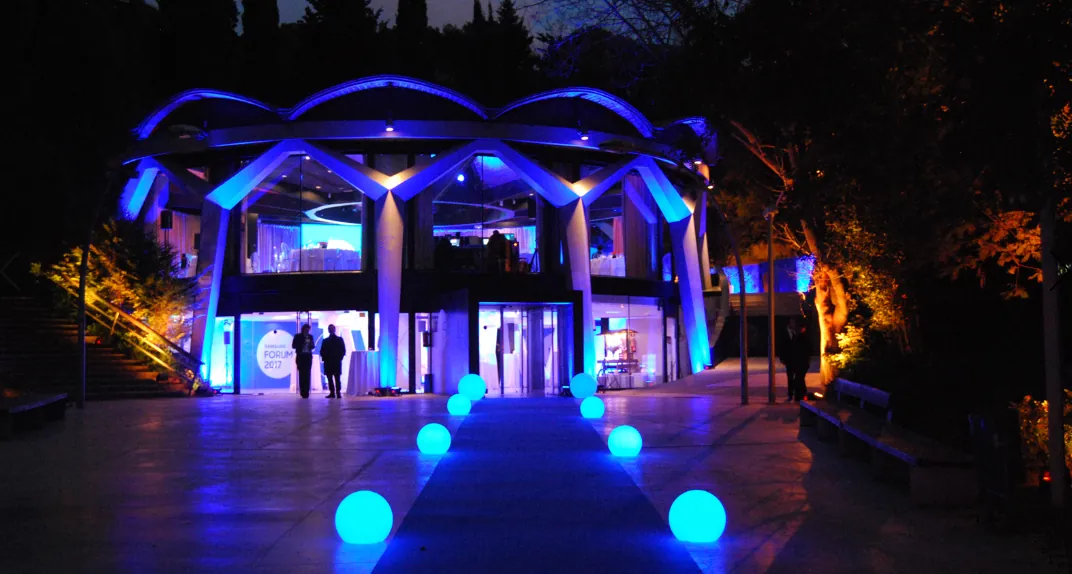 Evento corporativo nocturno con iluminación