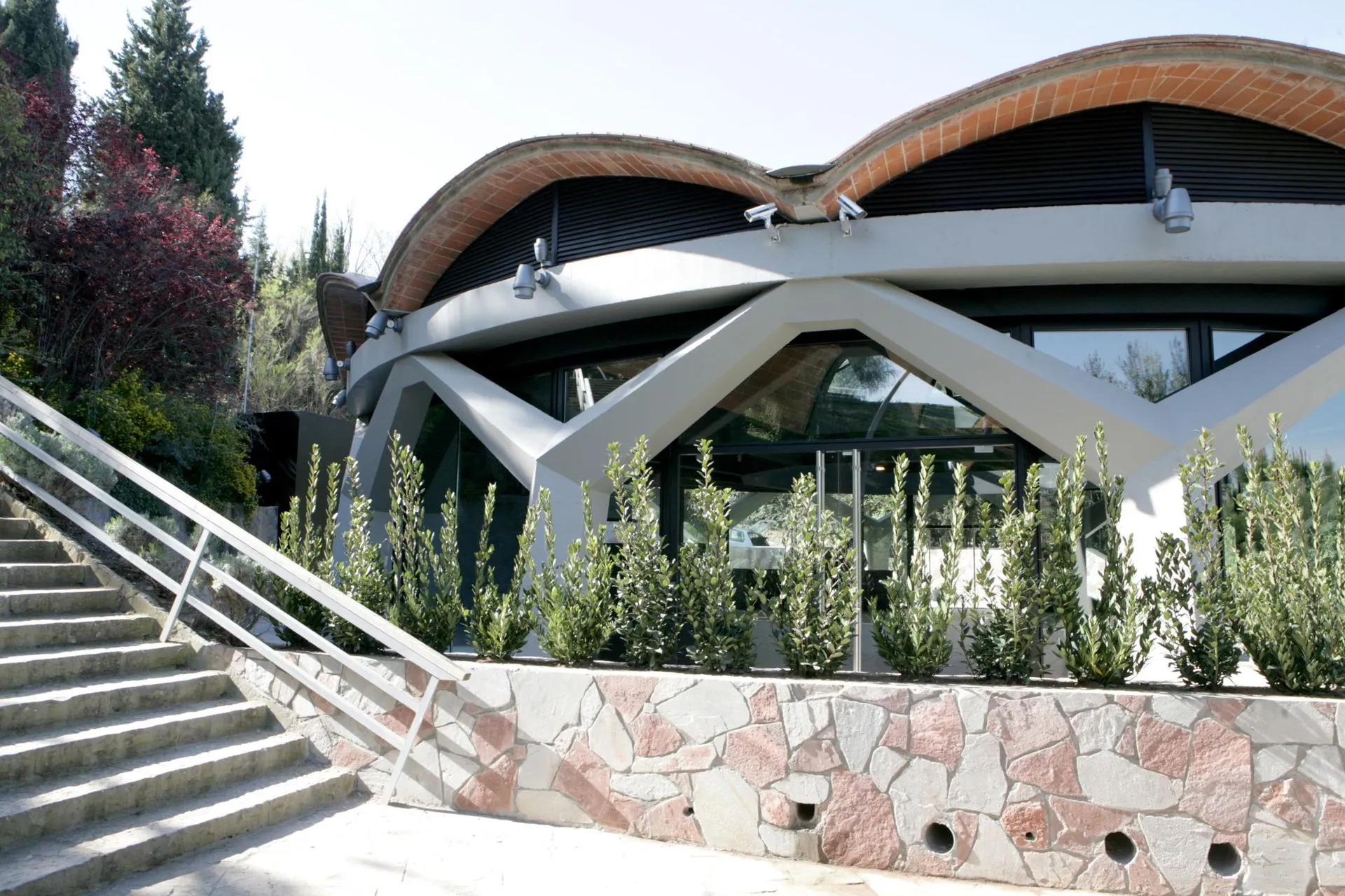 Exterior del edificio con cubierta de ladrillo curva