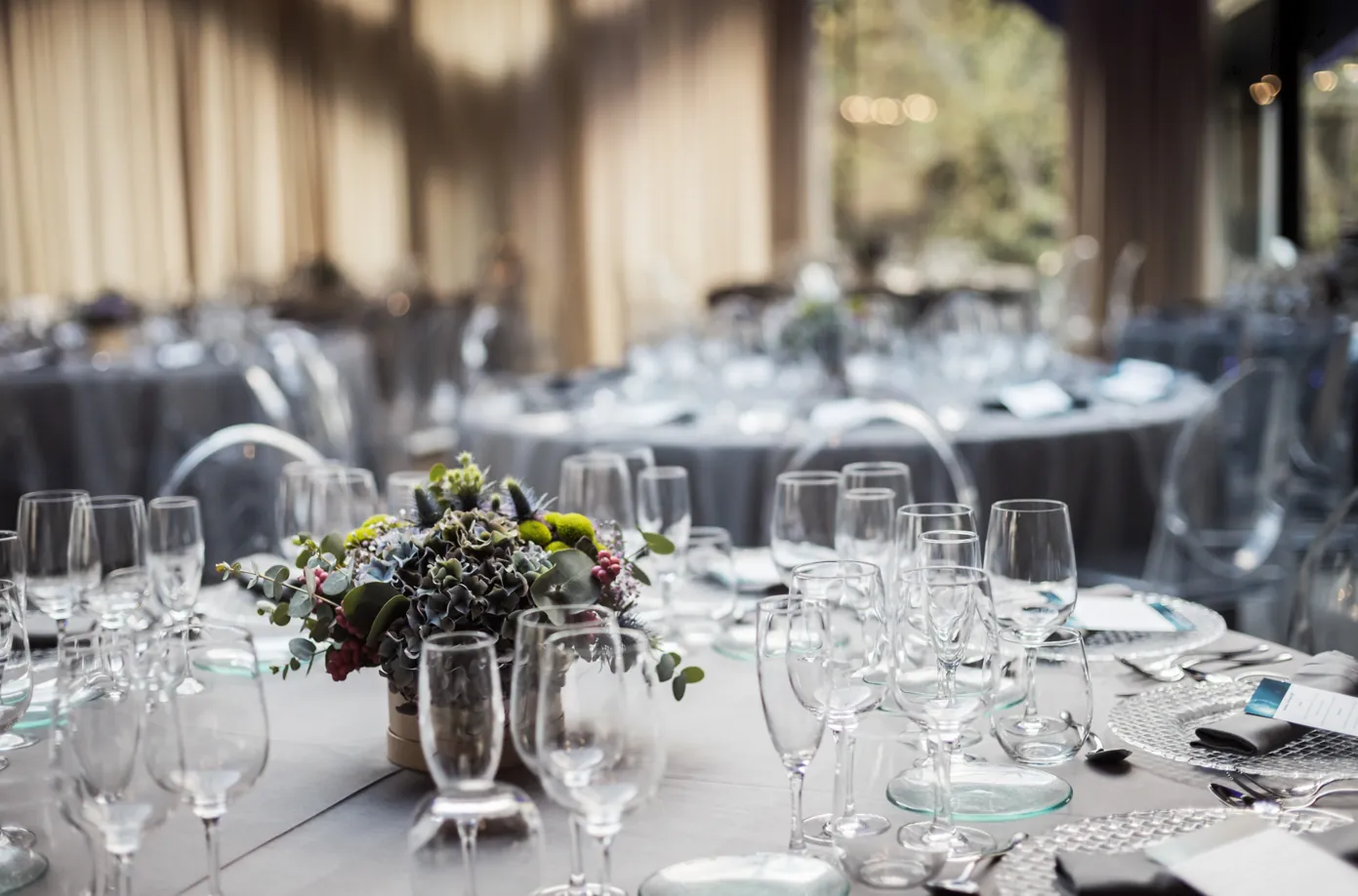Mesa de banquete con centro floral y cristalería