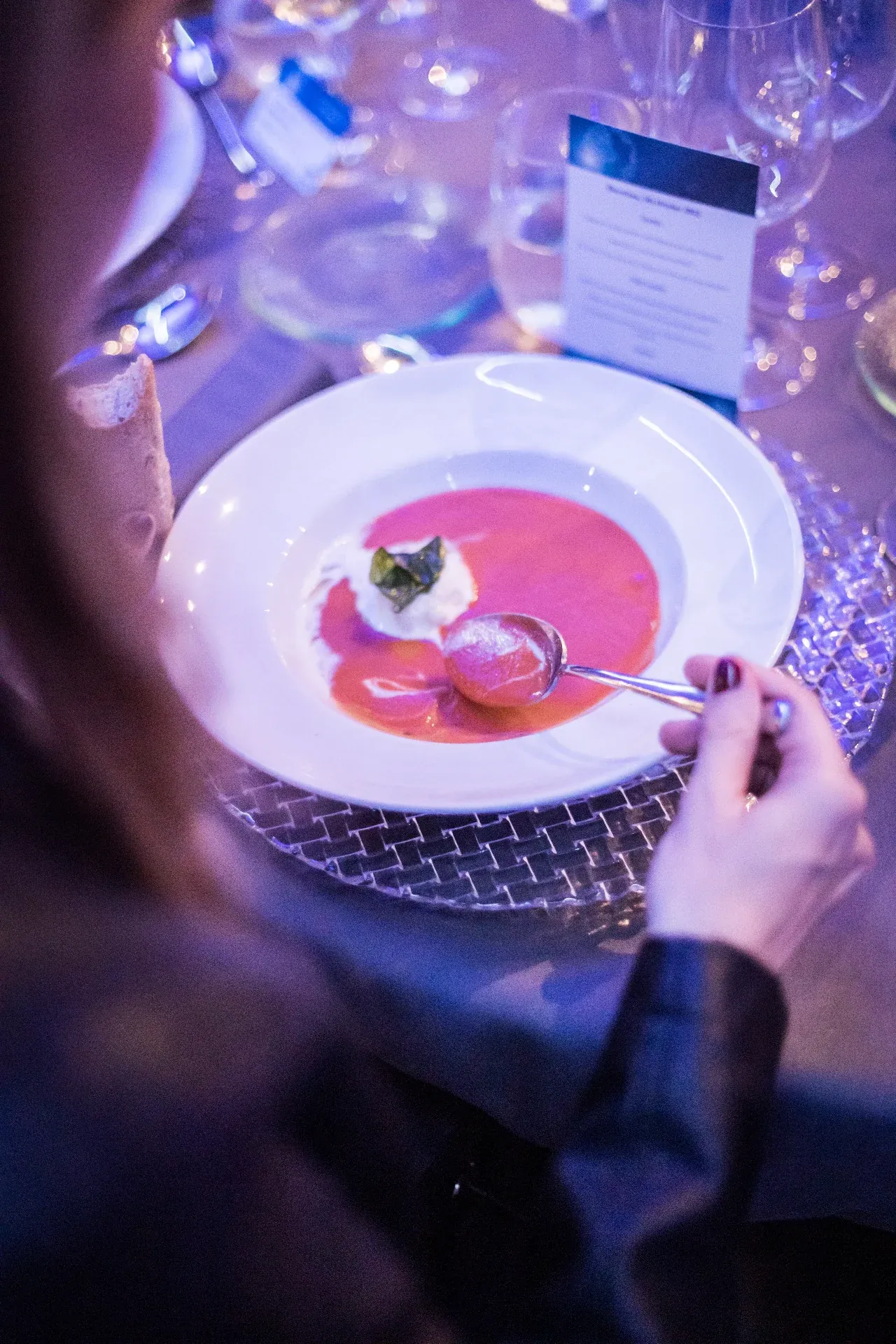 Plato gourmet en cena de gala con iluminación