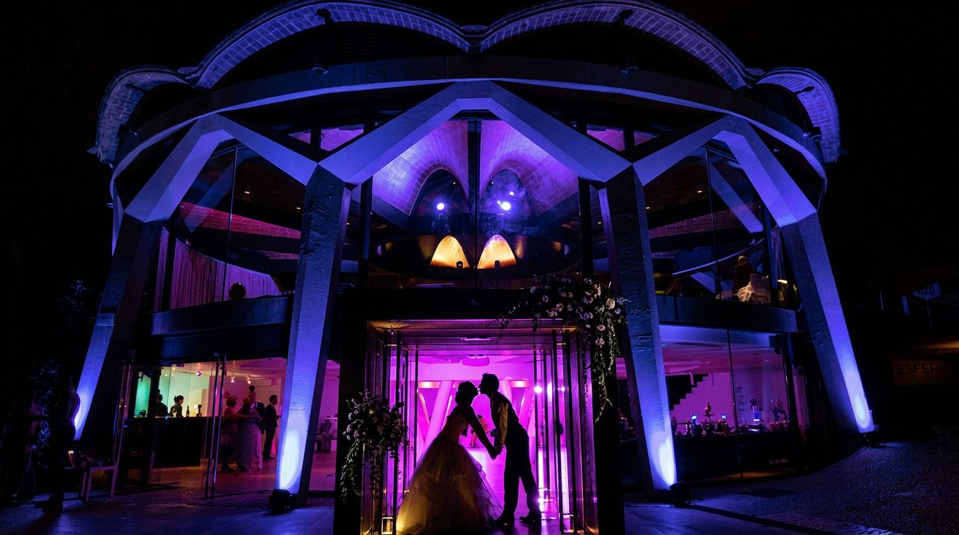 Pareja en la entrada iluminada de Esferic Montjuïc
