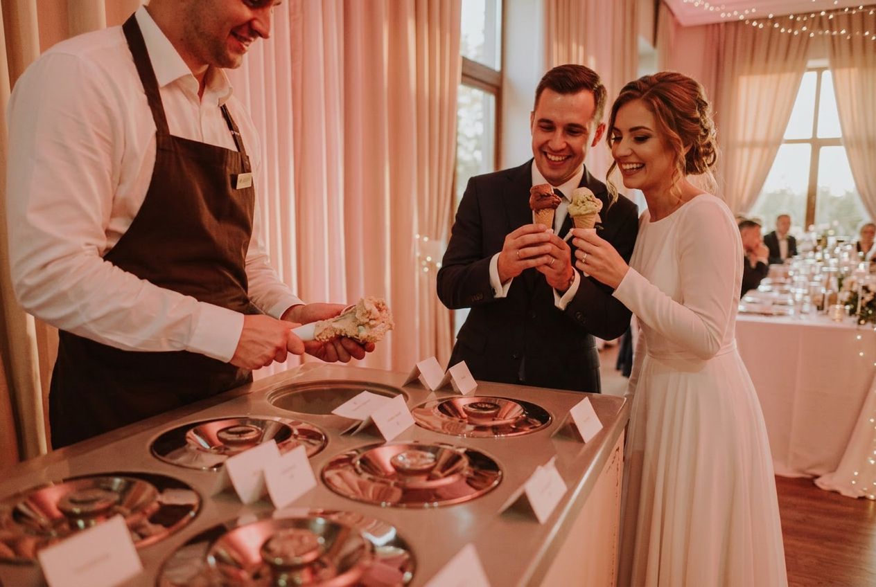 Novios disfrutando del carrito de helados artesanos