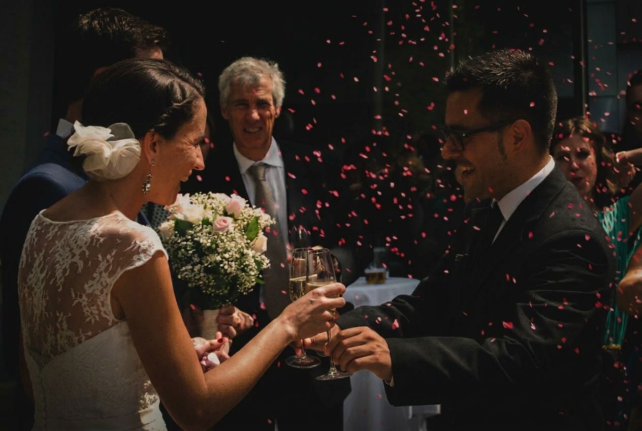 Brindis de los novios bajo una lluvia de pétalos