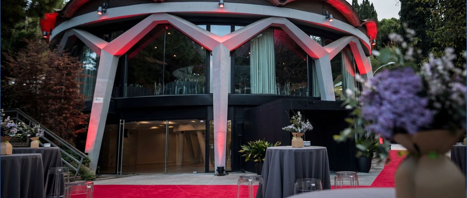 Exterior de Esferic Montjuïc con alfombra roja e iluminación roja